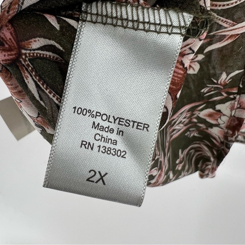 ✅ NWT LORALETTE V-NECK FLORAL SLEEVELESS TOP 2X - Picture 2 of 5